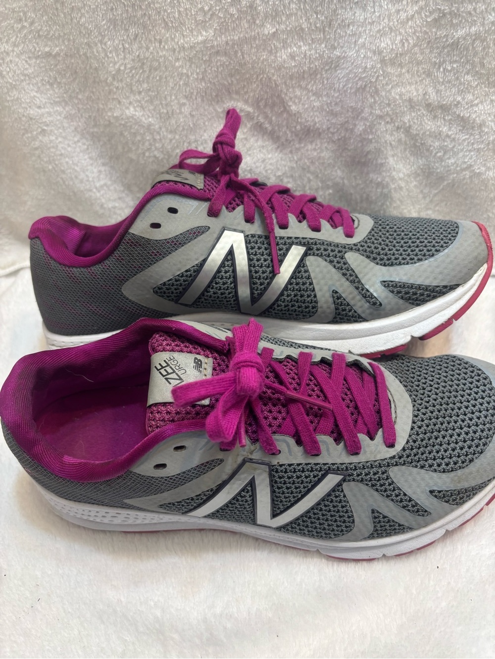 New Balance Women's Gray and Fuchsia Athletic Running Shoes Size 8